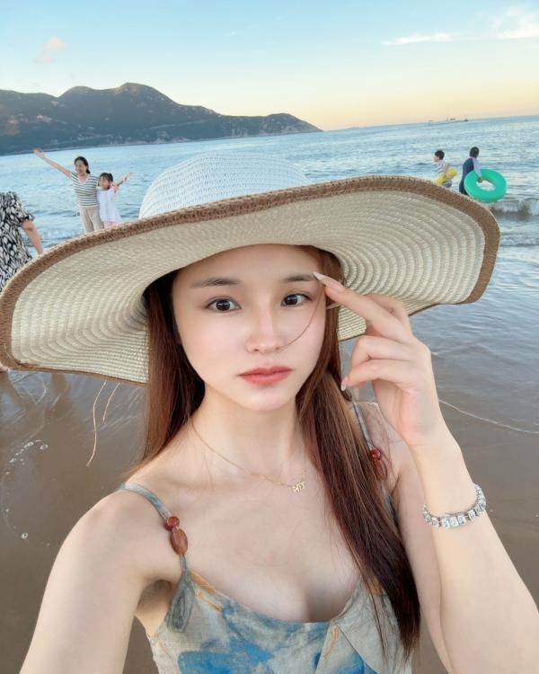 温柔服务好的小美女