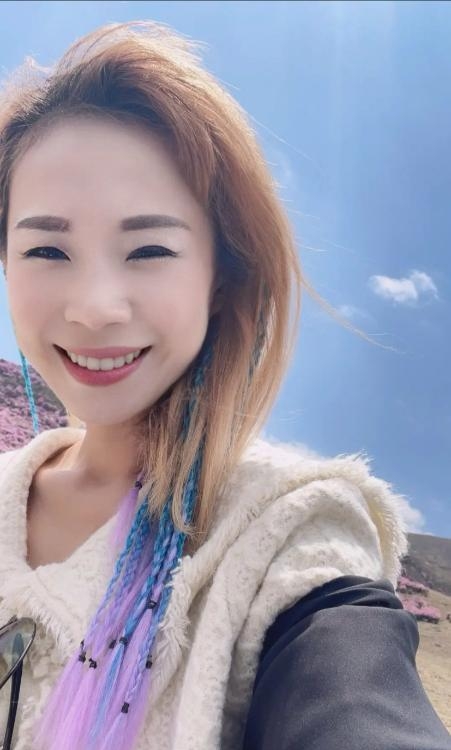 性格开朗友善女