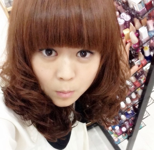 一个漂亮的黄发兼职女